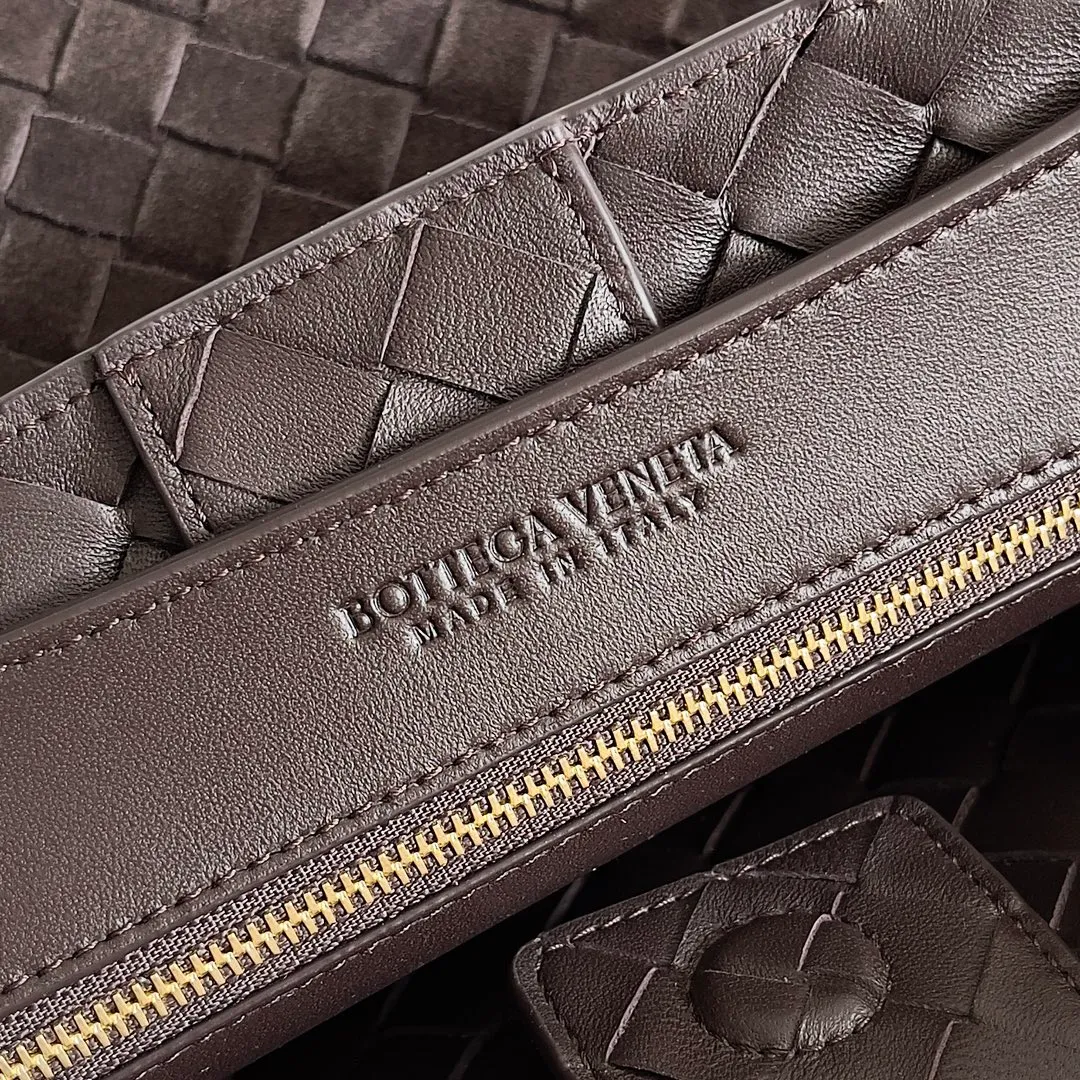 The 2023 new Andiamo batch of 2360 BV has been shipped‼ ️Really popular🔥The new Andiamo woven handbag launched by Bottega Veneta this season is really popular all over the world! ! Celebrities at home and abroad have worn it, and Oscar-winning actress Michelle Yeoh has taken it out on the street. Song Jia, Trai Yara, Yu Feihong, Sanji Ayaka, Rosie Hunting-Whiteley, Yoshioka Riho, etc. have all picked up this bag. It is classic and versatile, showing off its temperament, and the bag capacity is also large, which is very convenient for daily commuting! ! A variety of carrying methods, the shoulder straps can be adjusted by yourself, the original lambskin feels soft and delicate, and the unisex style breaks the gender boundaries and brings a more practical and long-lasting use experience. Andiamo, which has both elegant and casual styles, perfectly interprets the true appearance of "fashionable old money style". Style number: 743572 Size: 32*24*12